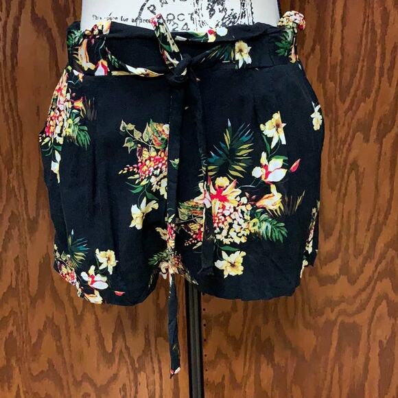 Forever 21 Floral Print Shorts - Picture 1 of 7